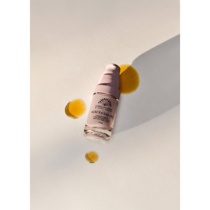 Rudolph Care Acai Facial Oil 15 ml heleyttävä kasvoöljy vaaleanpunaisessa pumppupullossa kultaisilla öljytipoilla.