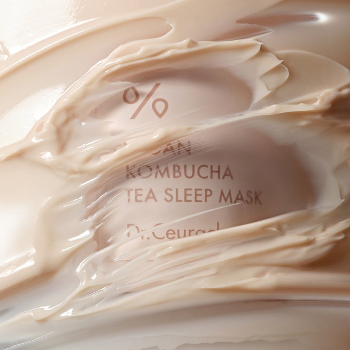 Dr. Ceuracle Vegan Kombucha Tea Sleep Mask 100 g kosteuttava yönaamio, jossa on täyteläinen vaaleanruskea koostumus.