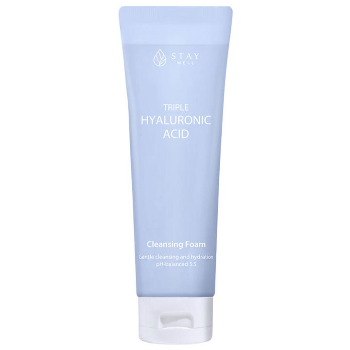 Stay Well Triple Hyaluronic Acid Cleansing Foam kosteuttava puhdistusvaahto vaaleansinisessä tuubissa valkoisella korkilla.