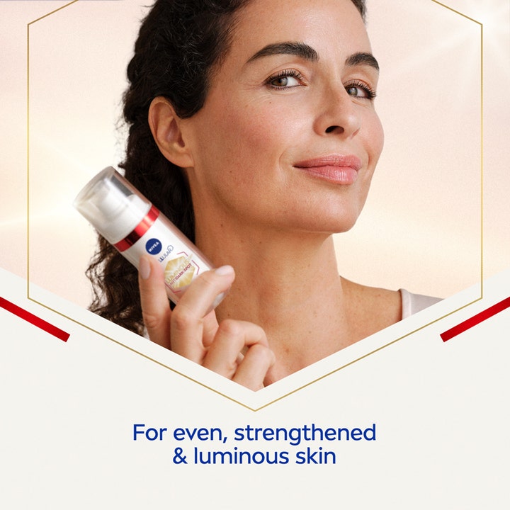 NIVEA LUMINOUS 630 Anti-Age & Dark-Spot Serum 30 ml seerumi vaalentaa pigmenttiläiskiä naisen pitelemänä.