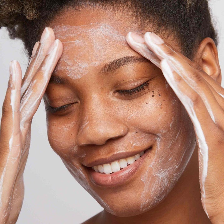 Dermalogica Daily Microfoliant 74 g kuorinta kirkastaa ihoa valkoisella vaahdolla levitettynä kasvoille.
