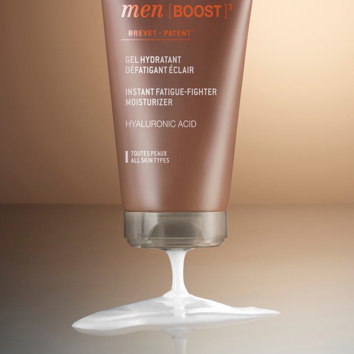 Nuxe Men Moist Gel 50 ml virkistävä kasvogeeli hyaluronihapolla. Ruskeasta tuubista valuva valkoinen, täyteläinen koostumus.
