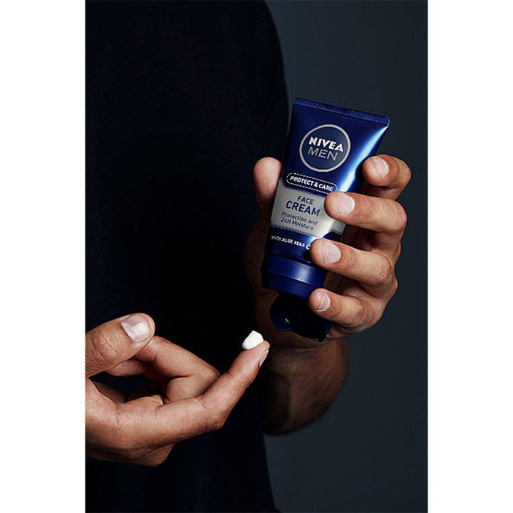 NIVEA Hydrocare Moisturiser 75 ml kosteuttava kasvovoide sinisessä tuubissa ja valkoista voidetta sormenpäässä.