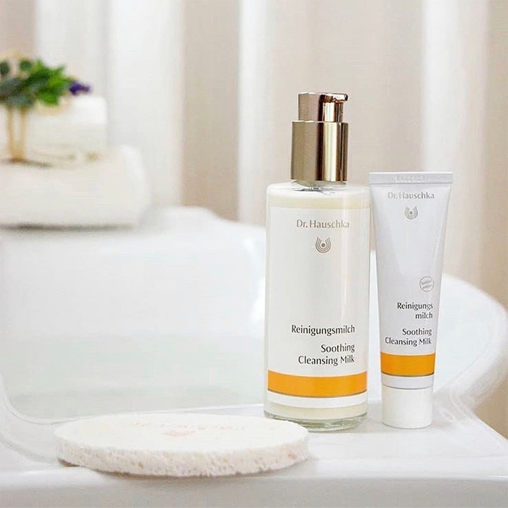 Dr. Hauschka Soothing Cleansing Milk 145 ml rauhoittava puhdistusmaito pumppupullossa ja tuubissa pesualtaalla.