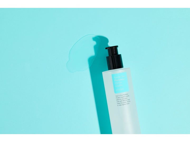 COSRX Two In One Poreless Power Liquid 100 ml ihohuokosia supistava kasvovesi huurretussa pullossa kirkkaalla nesteellä