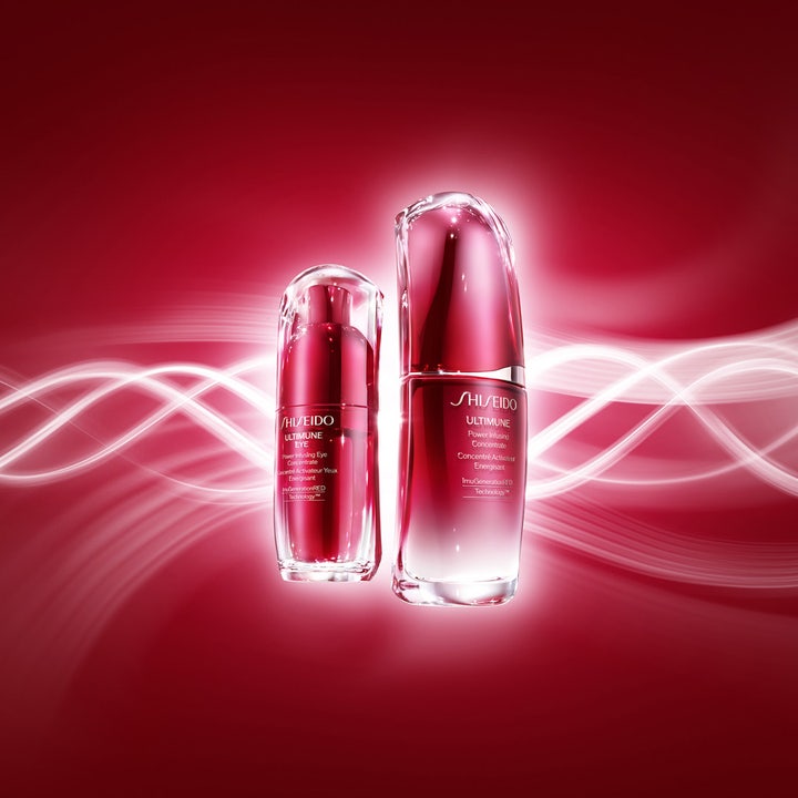 Shiseido Ultimune Power Infusing Eye Concentrate 15 ml vahvistava silmänympärysseerumi punaisissa lasipulloissa.