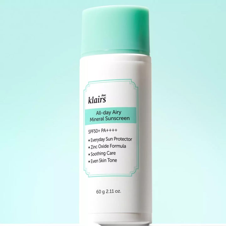 Klairs All-day Airy Mineral Sunscreen 60 g rauhoittava SPF50+ aurinkovoide valkoisessa pullossa mintunvihreällä korkilla.