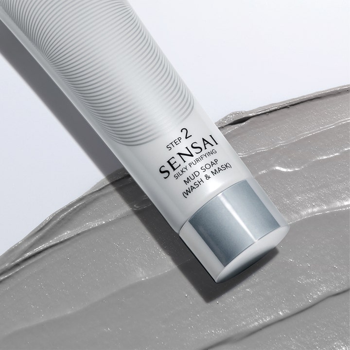 Sensai Silky Purifying Mud Soap 125 ml syväpuhdistava savinaamio ja harmaa voidemainen koostumus.
