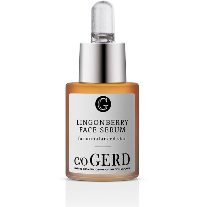 C/O GERD Lingonberry Face Serum tasapainottava kasvoseerumi lasipullossa hopeisella pipetillä ja oranssilla nesteellä.