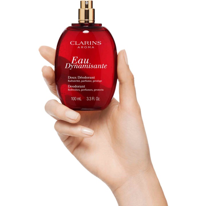 Clarins Eau Dynamisante Deodorant Spray 100 ml suojaava deodorantti punaisessa lasipullossa jossa on kultainen suutin