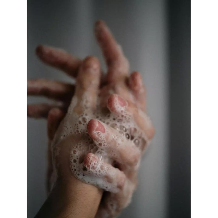 Rudolph Care Hand And Body Soap 500 ml puhdistava suihkusaippua muodostaa ilmavaa valkoista vaahtoa käsissä.