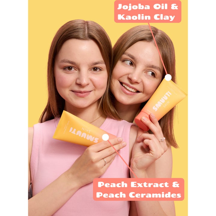 Smuuti Skin Peach Cleansing Cream 150 ml puhdistusvoide kahden mallin kädessä keltaisella taustalla.