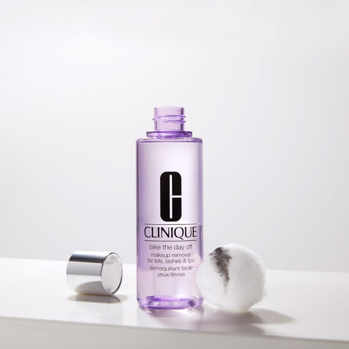Clinique Take the Day Off 125 ml meikinpoistoaine violetissa pullossa hopeinen korkki ja käytetty vanupallo.