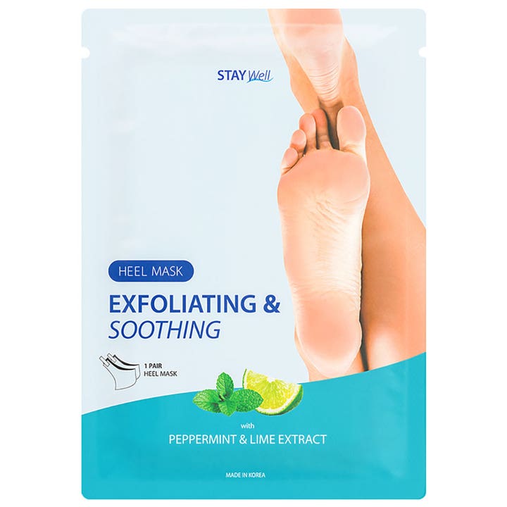 Stay Well Heel Mask Exfoliating & Soothing 1 pari pehmentävä jalkanaamio vaaleansinisessä pussissa jossa on lime ja minttu.