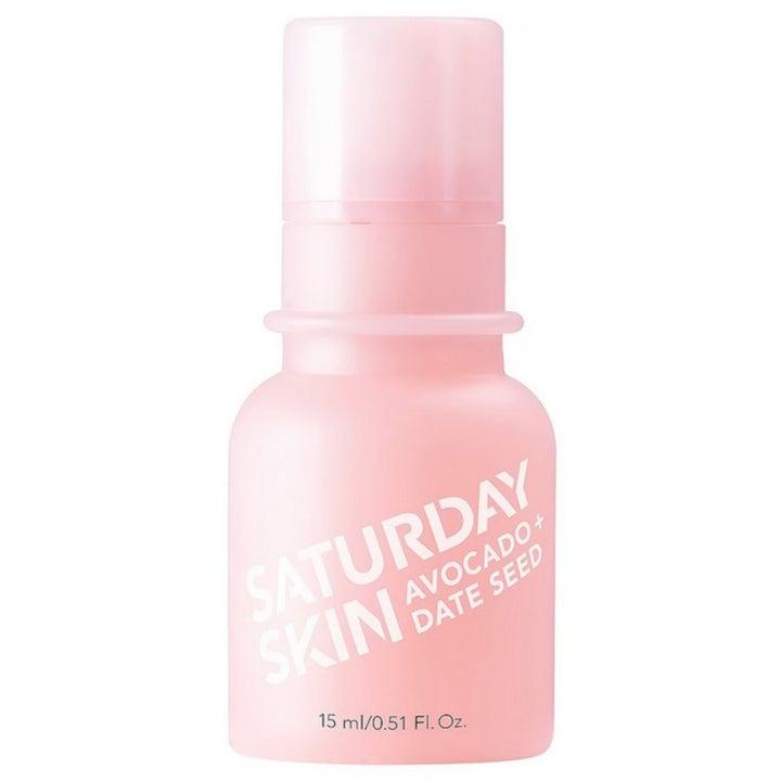 Saturday Skin Avocado + Date Seed 15 ml kirkastava silmänympärysvoide vaaleanpunaisessa mattapintaisessa pumppupullossa.