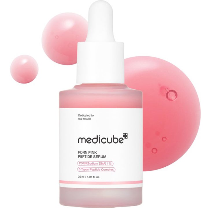 Medicube PDRN Pink Peptide Serum 30 ml heleyttävä seerumi himmeässä lasipullossa pipetillä ja vaaleanpunaisilla pisaroilla.