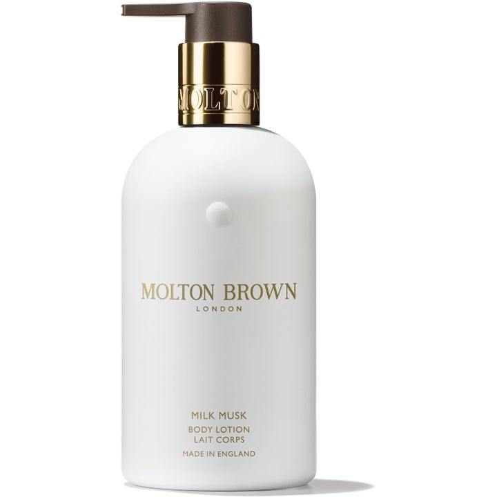 Molton Brown Milk Musk 300 ml rauhoittava vartalovoide valkoisessa pumppupullossa kultaisilla yksityiskohdilla