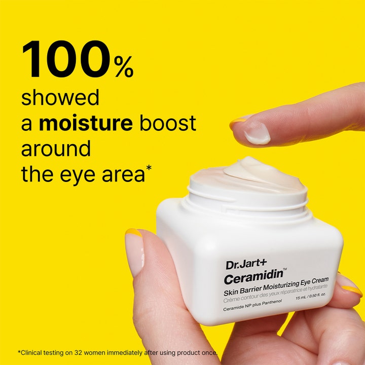 Dr.Jart+ Ceramidin Eye Cream 15 ml kosteuttava silmänympärysvoide kermainen koostumus sormella keltaisella taustalla.