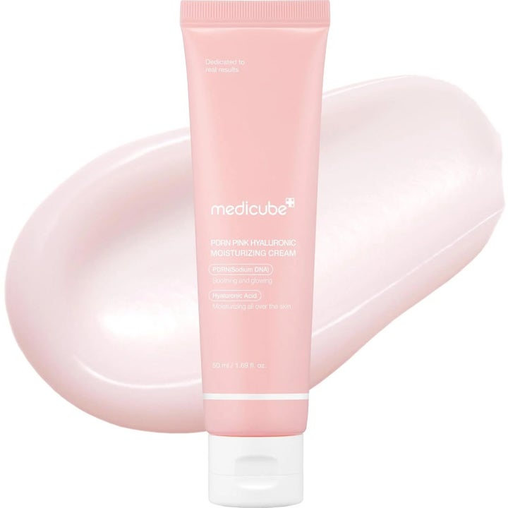 Medicube PDRN Pink Hyaluronic Moisturizing Cream 50 ml kosteuttava kasvovoide vaaleanpunaisessa tuubissa ja voidenäyte