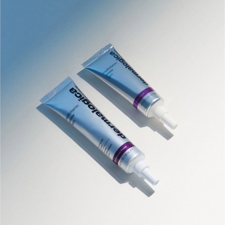 Dermalogica AGE smart Multivitamin Power Firm 15 ml kiinteyttävä silmänympärysvoide kahdessa hopeisessa putkilossa