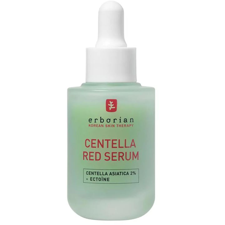 Erborian Centella Red Serum rauhoittava kasvoseerumi huurteisessa lasipullossa, jossa on valkoinen pipetti ja vihreää nestettä.