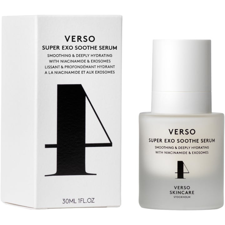 Verso Super Exo Soothe Serum 30 ml rauhoittava seerumi valkoisessa pakkauksessa ja huurretussa lasipullossa.