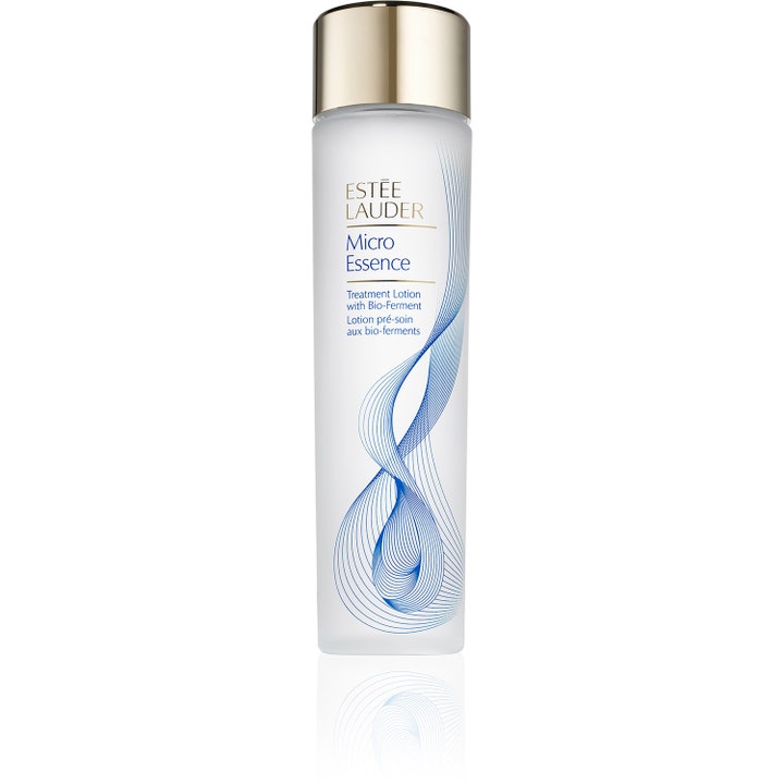 Estée Lauder Micro Essence vahvistava hoitoneste huurteisessa pullossa, jossa on kultainen korkki ja sininen aaltokuvio.