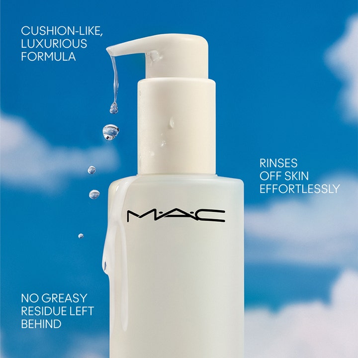 MAC Cosmetics Hyper Real Fresh Canvas Cleansing Oil 200 ml ylellinen puhdistusöljy ja pumpusta valuva pisara taivasta vasten.