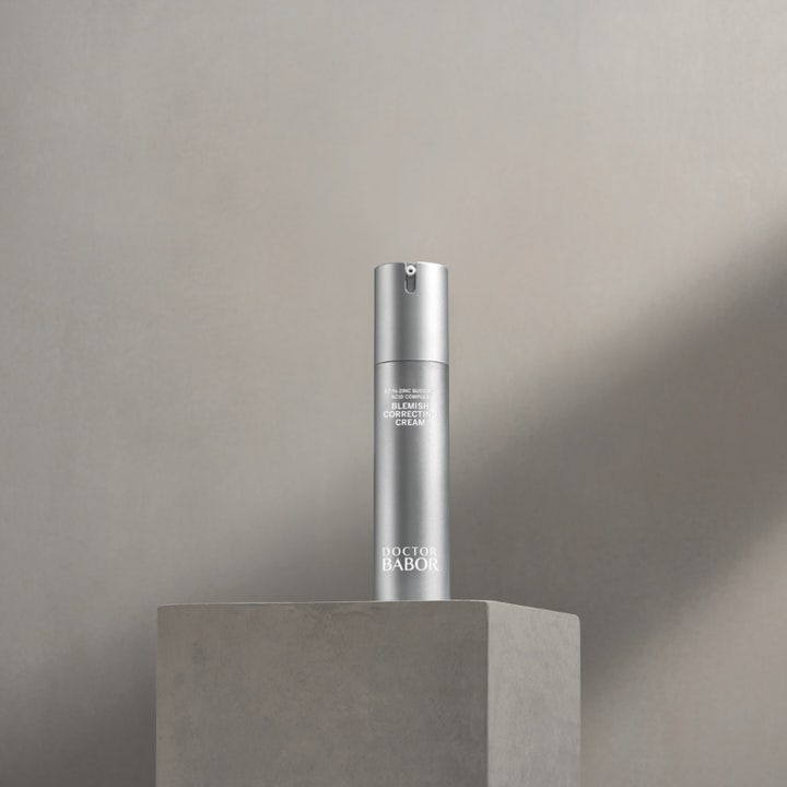 Babor Doctor Babor Blemish Correcting Cream 50 ml epäpuhtauksia vähentävä kasvovoide hopeisessa pullossa kivellä.