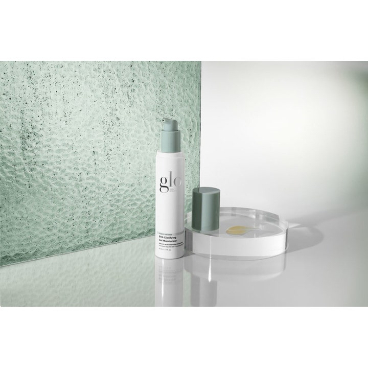Glo Skin Beauty BHA Clarifying Gel Moisturizer 50 ml kirkastava päivävoide valkoisessa pullossa ja geelimäinen koostumus.