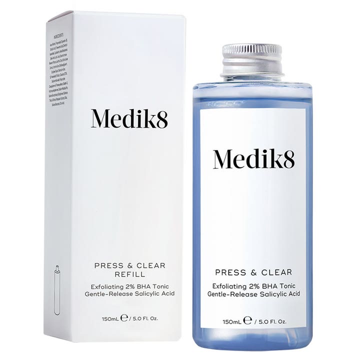 Medik8 Press & Clear Refill 150 ml kuoriva BHA-kasvovesi valkoisessa rasiassa ja sinertävässä pullossa