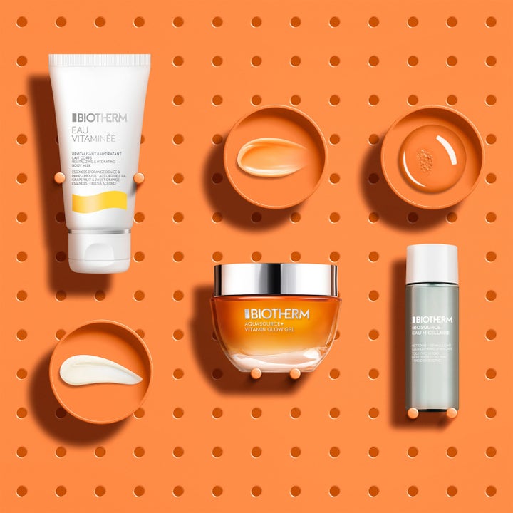 Biotherm Aquasource Vitamin Glow Set 1 kpl heleyttävä ihonhoitosetti ja eri koostumuksia oranssilla taustalla