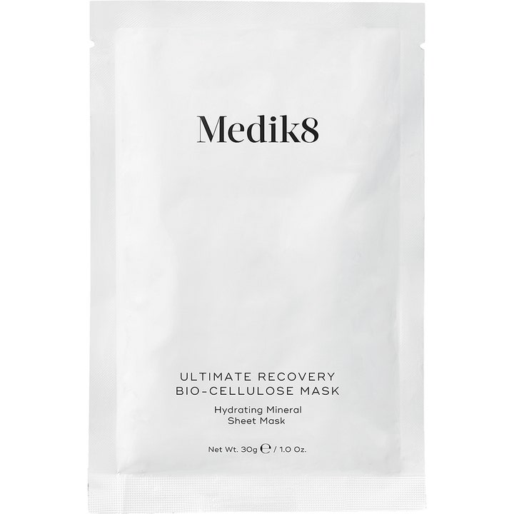 Medik8 Ultimate Recovery Bio-Cellulose Mask 30 g kosteuttava kangasnaamio valkoisessa pussissa mustalla tekstillä.