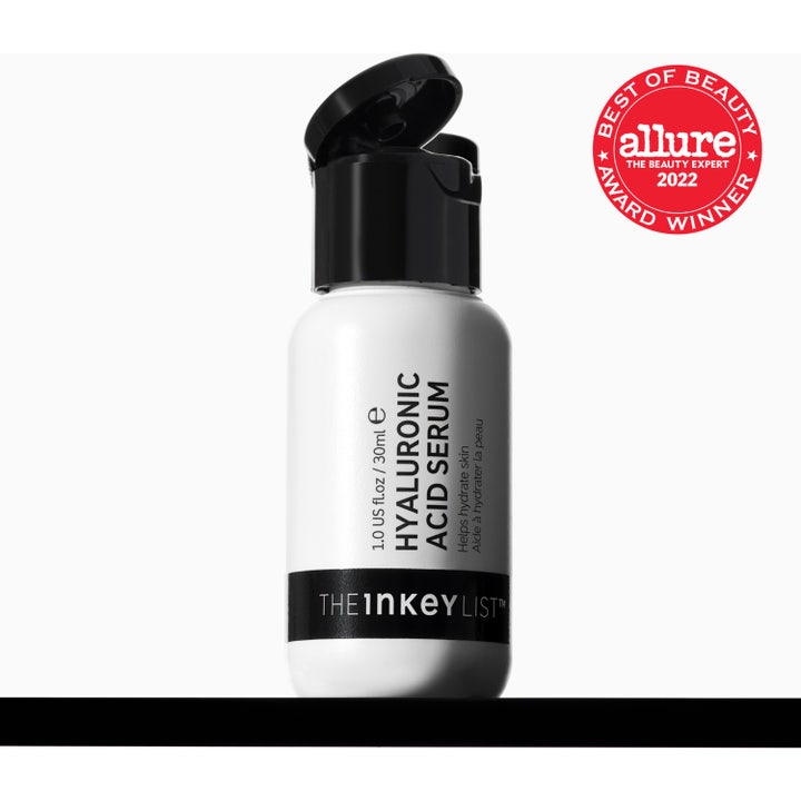 The INKEY List Hyaluronic Acid Serum 30 ml kosteuttava seerumi valkoisessa pullossa kirkkaalla seerumipisaralla.