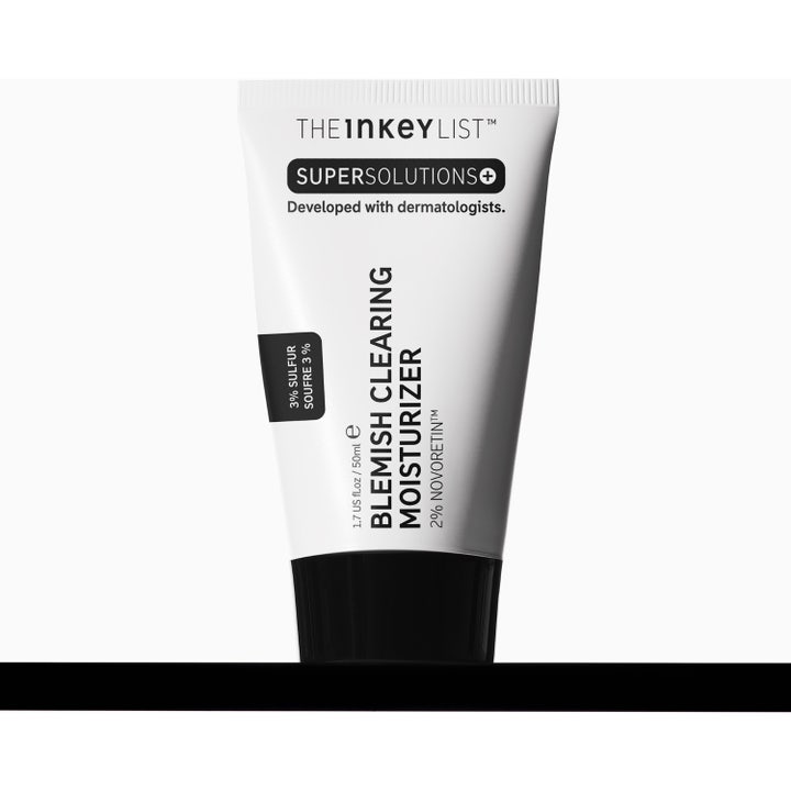 The INKEY List Blemish Clearing Moisturizer 50 ml epäpuhtauksia hoitava yövoide valkoisessa tuubissa ja pakkauksessa.