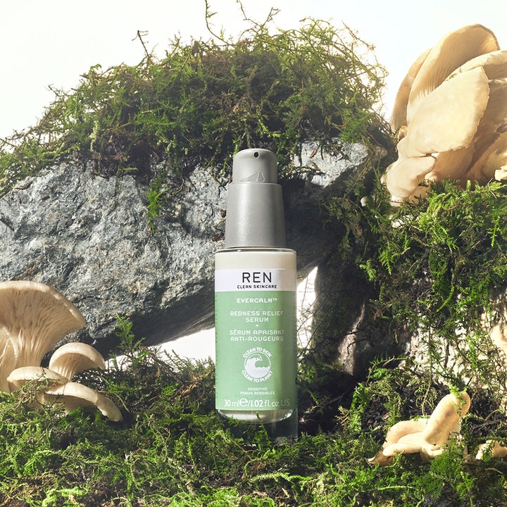REN Evercalm Redness Relief Serum 30 ml rauhoittava seerumi pumppupullossa sammalen ja sienten keskellä