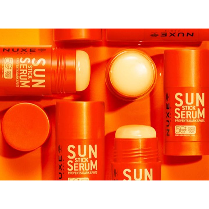 Nuxe Sun Stick Serum 25 g SPF 50+ aurinkosuojapuikko kasvoille ehkäisee pigmenttiläiskiä oransseissa pakkauksissa