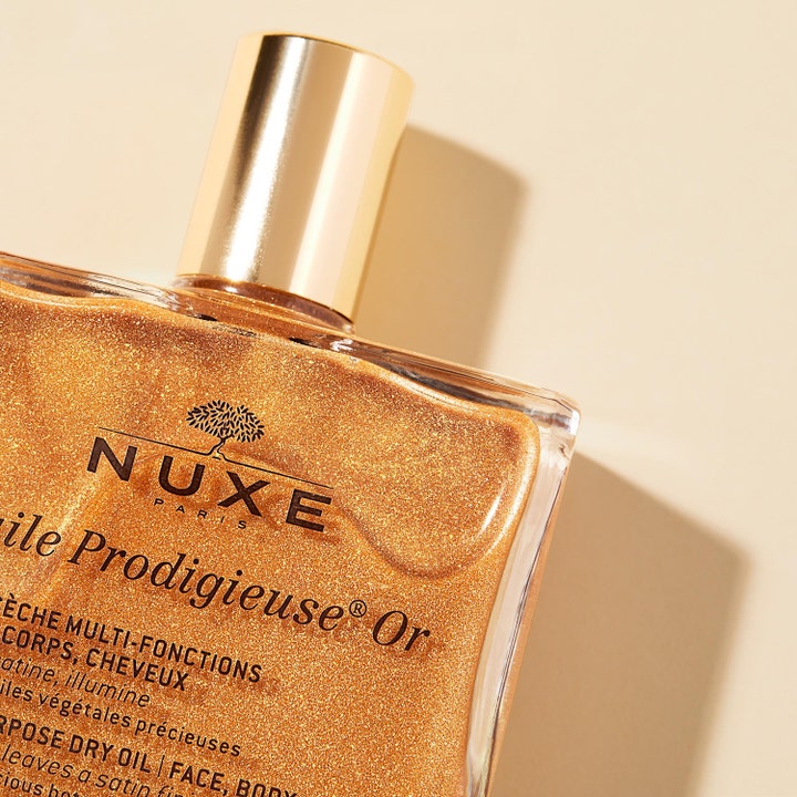 Nuxe Huile Prodigieuse OR 100 ml hoitoöljy antaa kultaista hohdetta iholle kimaltavassa lasipullossa.