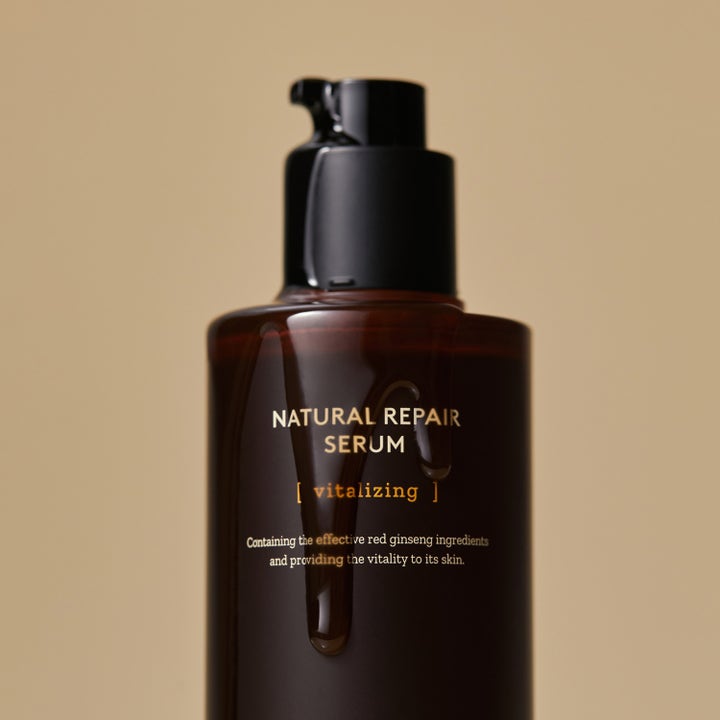 Hyggee Natural Repair Serum 120 ml elvyttävä seerumi ruskeassa pumppupullossa jossa on paksu valuva pisara