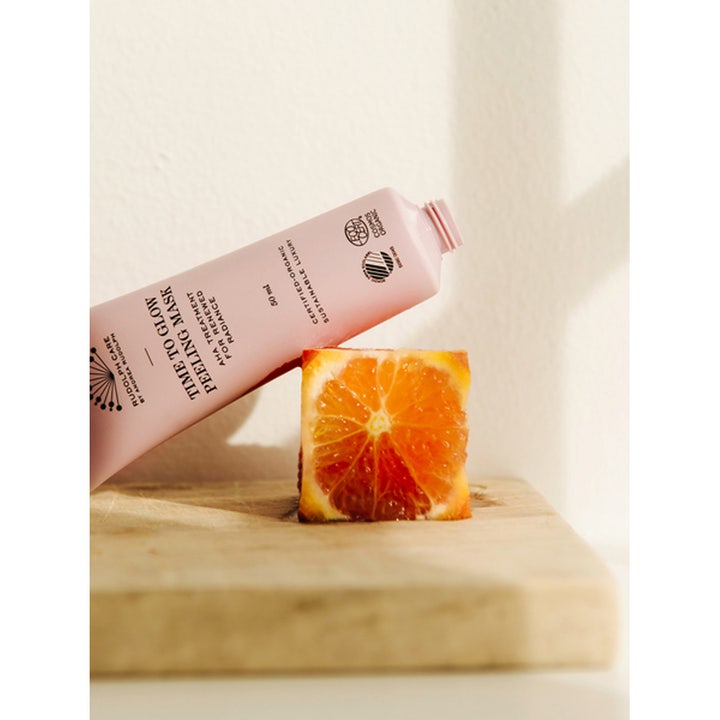 Rudolph Care Time to Glow Peeling Mask 50 ml kuoriva kasvonaamio vaaleanpunaisessa tuubissa appelsiinin kera.