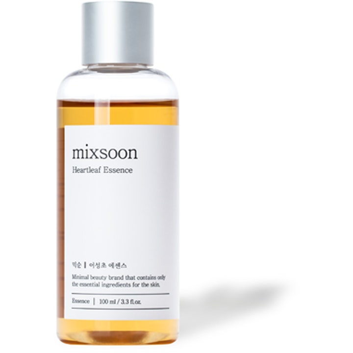 Mixsoon Heartleaf Essence 100 ml rauhoittava hoitoneste kirkkaassa pullossa hopeisella korkilla ja kellertävällä nesteellä.