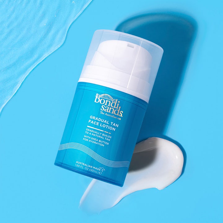 Bondi Sands Gradual Tan Face Lotion 50 ml kosteuttava itsepäivittävä voide sinisessä pullossa ja kermainen koostumus.