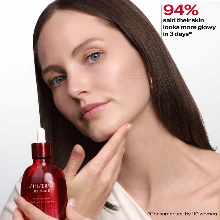 Shiseido Ultimune Power Infusing Oil 75 ml heleyttävä kasvoöljy punaisessa pullossa antaa iholle hehkua.
