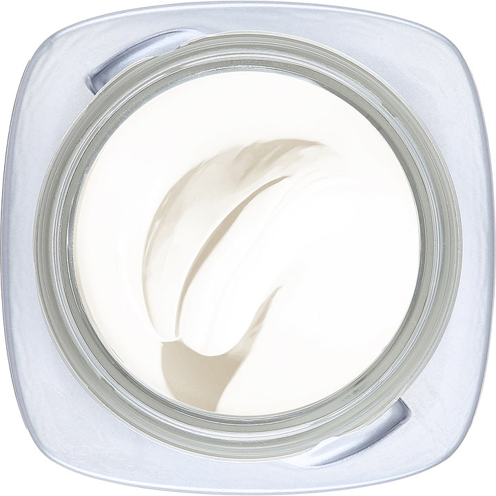 L'Oréal Paris Revitalift Filler 50 ml silottava päivävoide ja täyteläinen valkoinen koostumus avoimessa lasipurkissa.