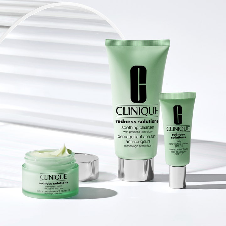 Clinique Redness Solutions 50 ml rauhoittava kasvovoide avatussa purkissa sekä sarjan puhdistustuote ja SPF-pohjustaja.