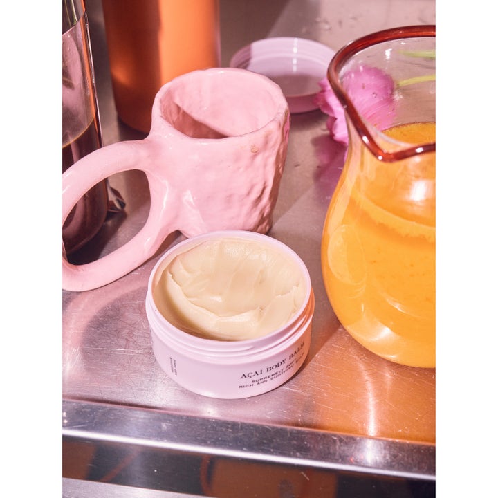 Rudolph Care Açai Body Balm 145 ml ravitseva vartalovoide vaaleanpunaisessa purkissa täyteläisellä koostumuksella.