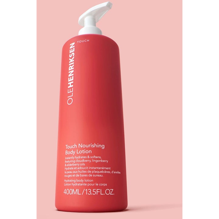 Ole Henriksen Touch Nourishing Body Lotion 400 ml ravitseva ja kosteuttava vartalovoide punaisessa pumppupullossa.