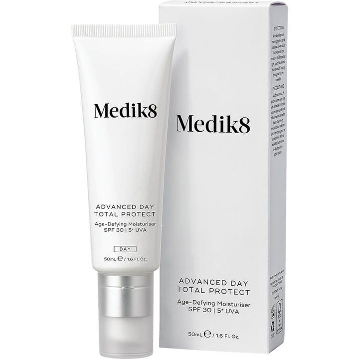 Medik8 Advanced Day Total Protect 50 ml suojaava päivävoide SPF 30 valkoisessa tuubissa ja pakkauksessa.