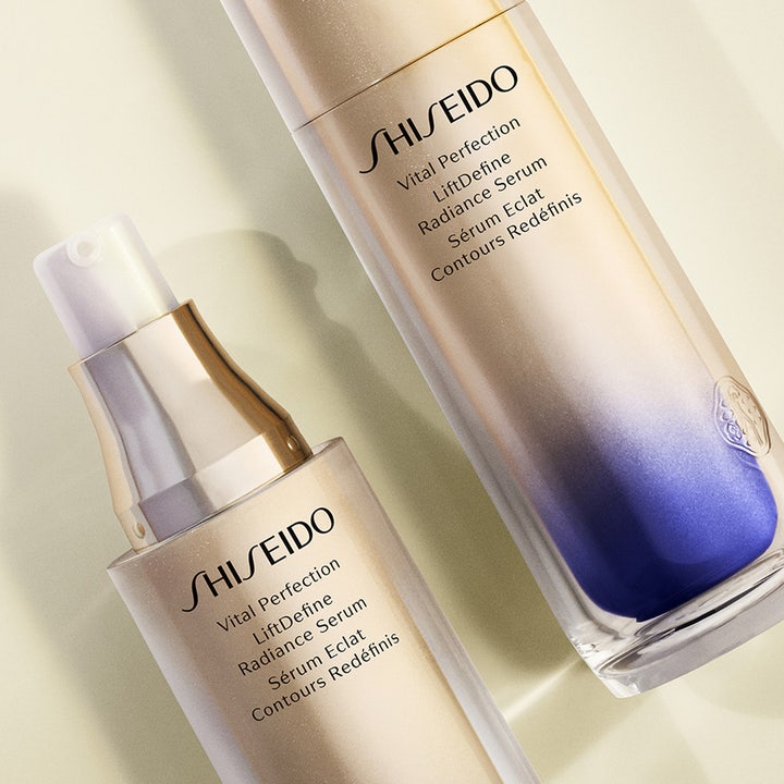 Shiseido Vital Perfection Liftdefine Radiance Serum 40 ml kirkastava seerumi kultaisissa liukuväripulloissa.