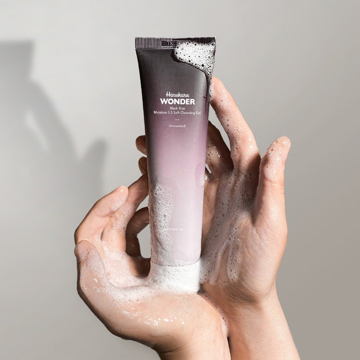 haruharu wonder Black Rice Moisture 5.5 Soft Cleansing Gel 100 ml kosteuttava puhdistusgeeli vaahtoisissa käsissä